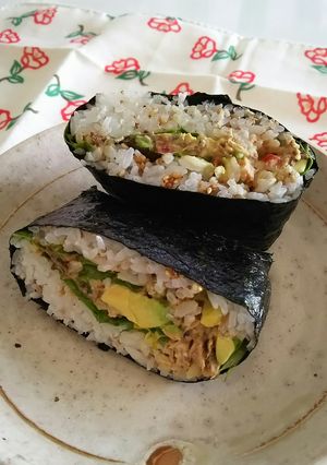 鯖ミソ煮缶とアボカドマヨネーズおにぎらず-レシピのメイン写真