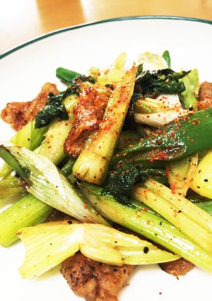 鶏皮パリパリと、ねぎセロリ炒め-レシピのメイン写真