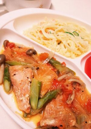 鮭としめじとアスパラのトマトコンソメ-レシピのメイン写真