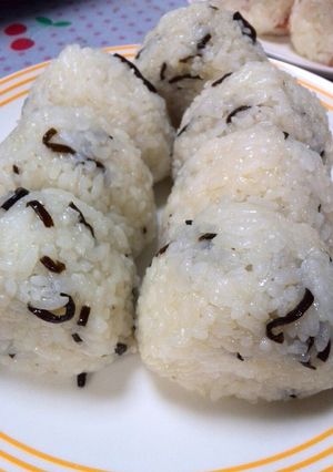 簡単♪塩昆布おにぎり-レシピのメイン写真
