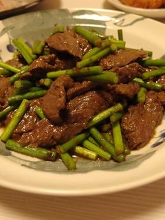 旨!鯨とにんにくの芽のしょうがカレー炒め-レシピのメイン写真