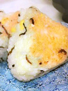塩昆布とコーンのバター焼きおにぎり-レシピのメイン写真