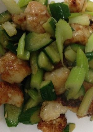 シンプル塩味鶏胸肉セロリとキュウリ炒め-レシピのメイン写真