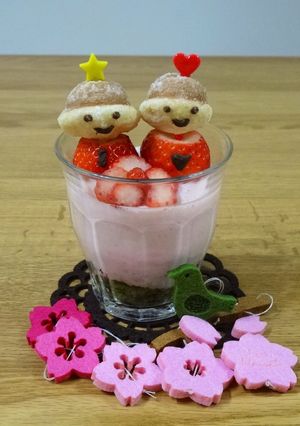 ひな祭りに！お雛様が乗ったいちごムース-レシピのメイン写真