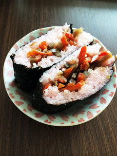 余った赤飯で*桃色きんぴらおにぎらず*-レシピのメイン写真
