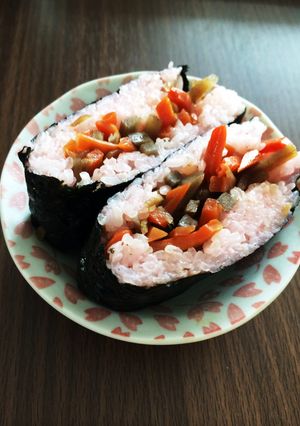 余った赤飯で＊桃色きんぴらおにぎらず＊-レシピのメイン写真
