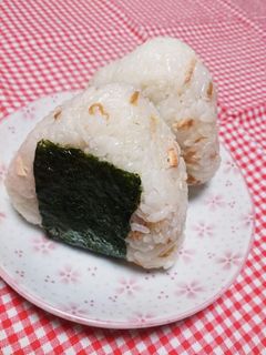 鮭と梅干しのおにぎり-レシピのメイン写真