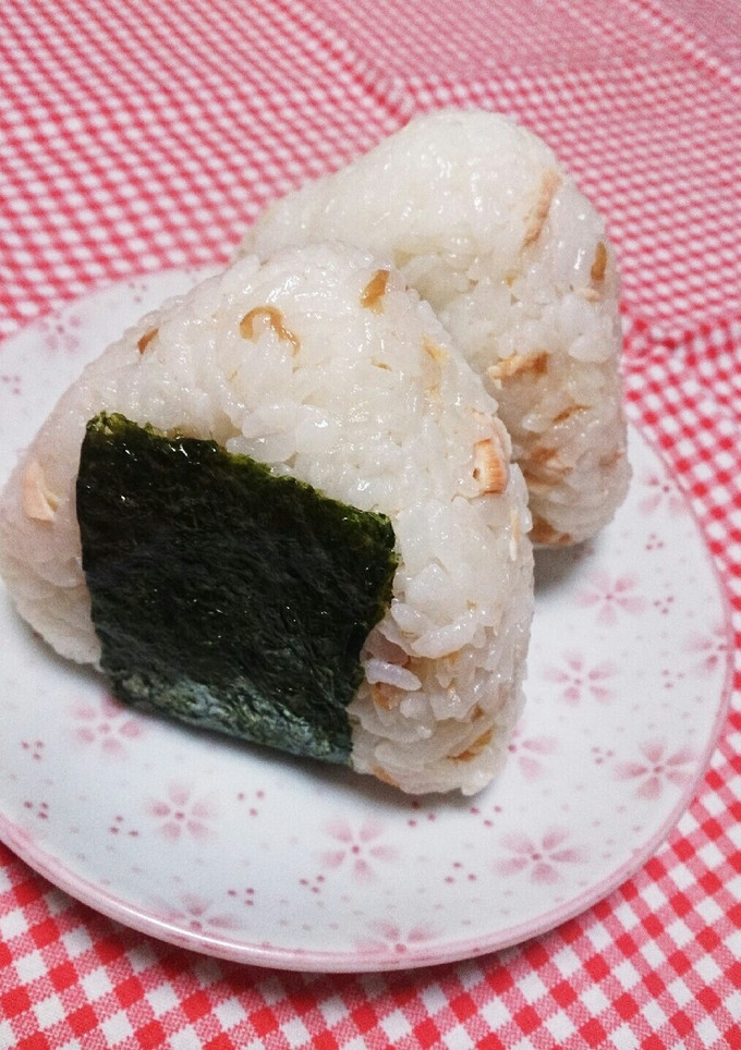 鮭と梅干しのおにぎり-レシピのメイン写真