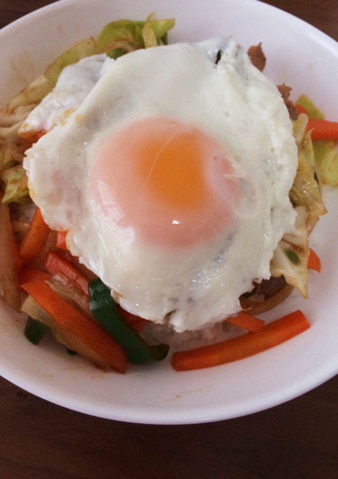 豚肉と野菜のオイスター炒めの目玉焼き丼-レシピのメイン写真