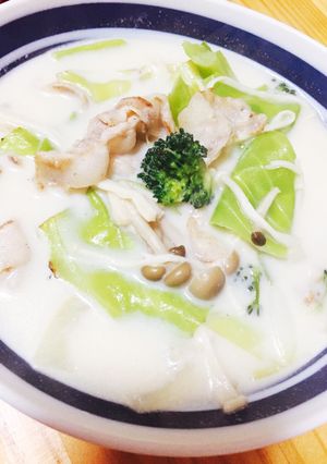 豚肉とキャベツとキノコのみそミルクスープ-レシピのメイン写真
