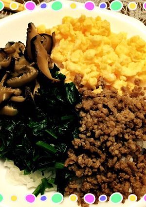 豚そぼろといり卵と椎茸ホウレン草で４色丼-レシピのメイン写真