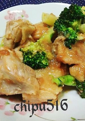 子供が喜ぶ鳥モモ肉とブロッコリー梅干炒め-レシピのメイン写真