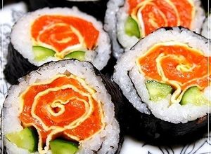 雛祭母の日に❀薔薇ロール寿司（細工寿司）-レシピのメイン写真