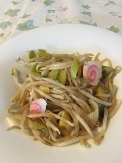 ラーメンに乗せられるモヤシ炒め-レシピのメイン写真