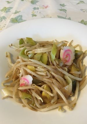 ラーメンに乗せられるモヤシ炒め-レシピのメイン写真