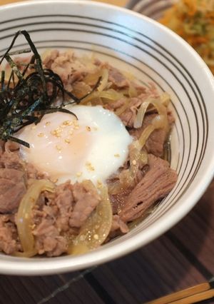 めんつゆで作るつゆだく牛丼!温玉のっけ♪-レシピのメイン写真