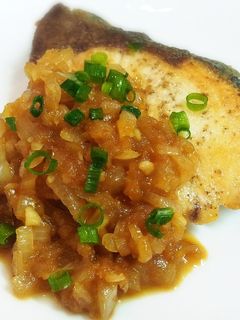 ぶりのムニエル玉ねぎソース-レシピのメイン写真