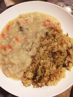 クリームシチューをカレーピラフにかけた-レシピのメイン写真