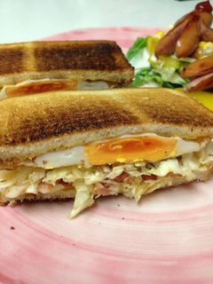 目玉焼きとキャベツベーコンサンド-レシピのメイン写真
