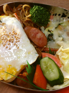 チーズ半月卵乗せ焼きそば弁当-レシピのメイン写真