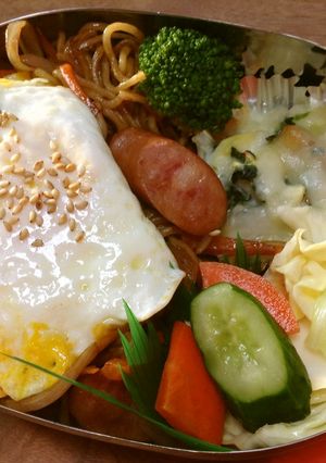 チーズ半月卵乗せ焼きそば弁当-レシピのメイン写真
