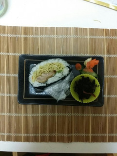 まるちゃん焼きそばで爆弾おにぎらず-レシピのメイン写真