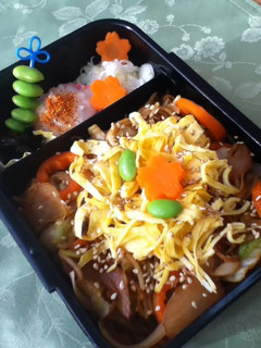 仕上げ楽しみ☆薬味たっぷり瓦焼きそば弁当-レシピのメイン写真