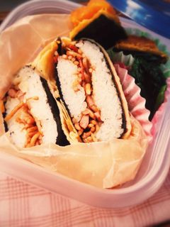 薄焼きたまごのそば飯風お握らず-レシピのメイン写真