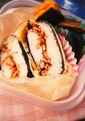 薄焼きたまごのそば飯風お握らず-レシピのメイン写真
