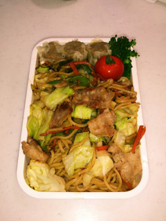 隠し味にガラスープ 焼きそば弁当-レシピのメイン写真