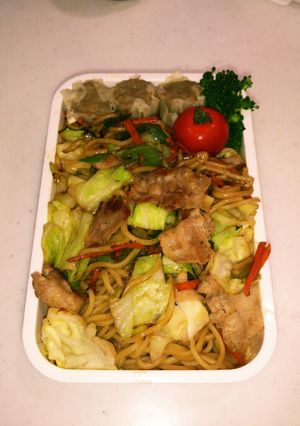 隠し味にガラスープ 焼きそば弁当-レシピのメイン写真