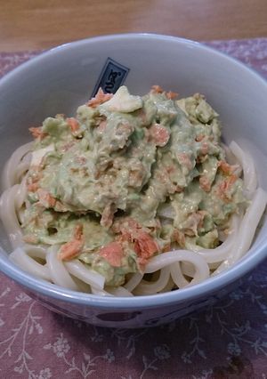 鮭とアボカドのみそマヨうどん-レシピのメイン写真