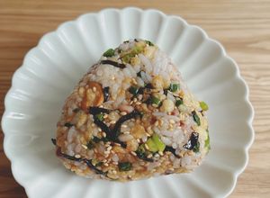 天かすと塩こんぶのおにぎり。お弁当にも-レシピのメイン写真