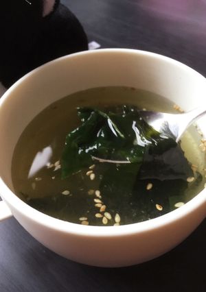 昆布茶で、即席ワカメのカップスープ-レシピのメイン写真