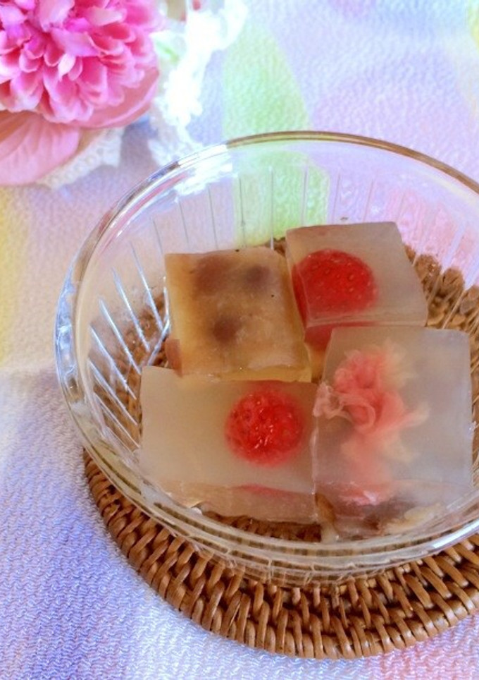 甘さ控えめ♡塩漬け桜と苺と甘納豆の春寒天-レシピのメイン写真