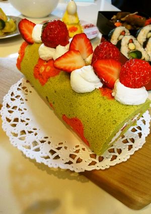 ３色がかわいい♡いちごロールケーキ-レシピのメイン写真