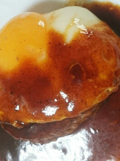 ハンバーグにソースと目玉焼き-レシピのメイン写真