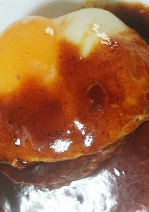 ハンバーグにソースと目玉焼き-レシピのメイン写真