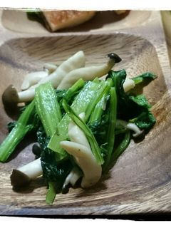 メインのお隣に♪小松菜としめじの炒め物-レシピのメイン写真