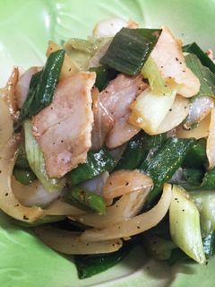 新玉ねぎと新玉ねぎの葉と豚肉の炒め物-レシピのメイン写真