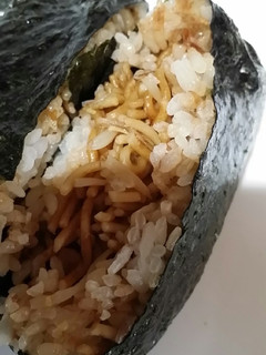 かつおがきいてるね!焼きそばでおにぎらず-レシピのメイン写真