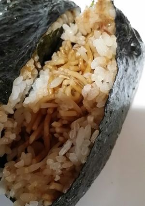 かつおがきいてるね！焼きそばでおにぎらず-レシピのメイン写真