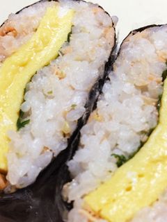 半切海苔でおにぎらず♡卵焼きに鮭と明太子-レシピのメイン写真