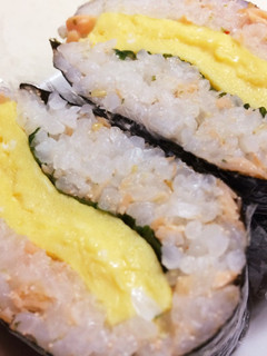 おにぎりに♡焼き鮭ほぐしに明太子-レシピのメイン写真