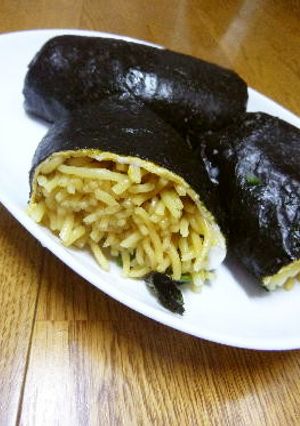焼きそばでオムそばおにぎらず(´︶`)♡-レシピのメイン写真