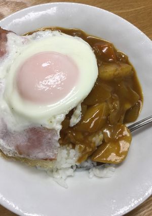 ベーコンエッグをのせたカレーライス-レシピのメイン写真