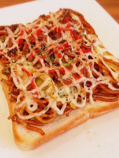 乗せて焼くだけ♡マヨ焼きそばトースト-レシピのメイン写真