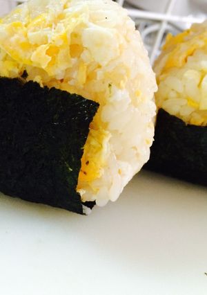 お弁当にも！ほんのりバターの卵おにぎり-レシピのメイン写真