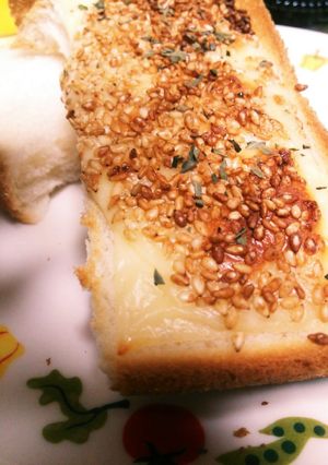 朝食に！バジルが合う！チーズゴマトースト-レシピのメイン写真