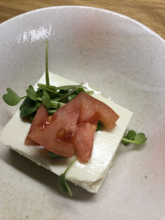 かいわれとトマトをのせた冷奴-レシピのメイン写真